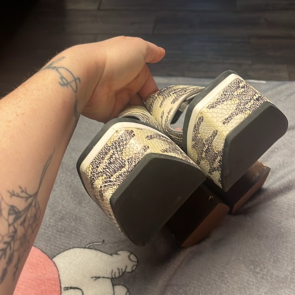 Neutral snake print leather platform sandals. Vince Camuto size 8.5/39 worn once - Picture 7 of 7